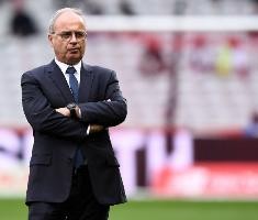 记者：坎波斯仍在与巴黎谈续约，他不是曼联蓝军考虑的管理层人选